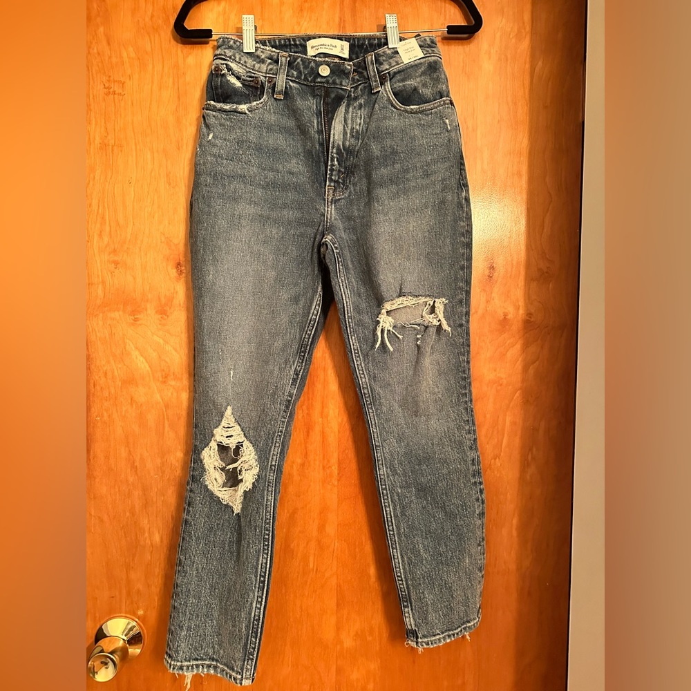 NWT Abercrombie Curve Love High Rise Mom Jean in Destroyed Denim 24 Short
